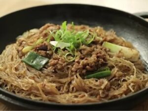 Cekricek.id - Resep sohun ayam claypot bisa dijadikan masakan andalan untuk menu harian bersama keluarga di rumah. Bahan-bahan yang digunakan pun tidak sulit didapatkan dan cukup sederhana.
