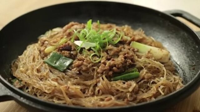 Cekricek.id - Resep sohun ayam claypot bisa dijadikan masakan andalan untuk menu harian bersama keluarga di rumah. Bahan-bahan yang digunakan pun tidak sulit didapatkan dan cukup sederhana.