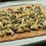 Cekricek.id - Resep pizza jamur krispi merupakan sajian rekomendasi untuk anak-anak yang susah jika disuruh makan. Rasanya yang lezat serta tekstur yang krispi akan sangat disukai di lidah anak kecil.