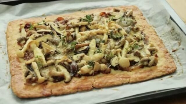 Cekricek.id - Resep pizza jamur krispi merupakan sajian rekomendasi untuk anak-anak yang susah jika disuruh makan. Rasanya yang lezat serta tekstur yang krispi akan sangat disukai di lidah anak kecil.