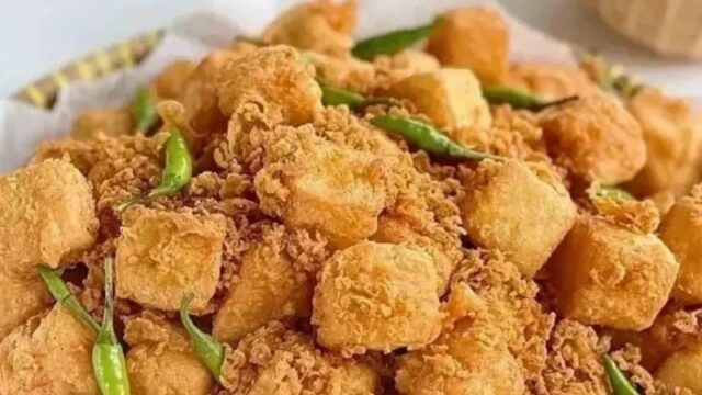 Cekricek.id - Resep tahu goreng krispi dapat menjadi salah satu rekomendasi menu cemilan lezat untuk di rumah. Meski terkesan sederhana, namun sajian ini memiliki rasa gurih yang akan membuat siapapun ketagihan memakannya.