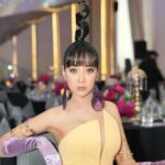 Cekricek.id – Lucinta Luna berhasil menarik perhatian banyak orang karena penampilan beraninya yang sangat unik. Dia percaya diri menata rambut panjangnya yang sehat dan cantik itu membentuk antena seperti tokoh kartun Teletubbies.