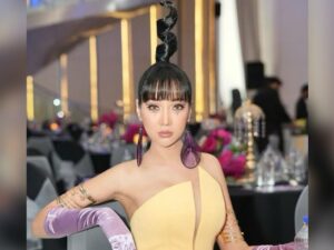 Cekricek.id – Lucinta Luna berhasil menarik perhatian banyak orang karena penampilan beraninya yang sangat unik. Dia percaya diri menata rambut panjangnya yang sehat dan cantik itu membentuk antena seperti tokoh kartun Teletubbies.