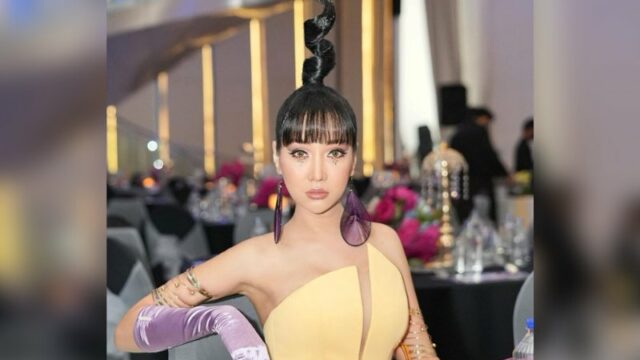 Cekricek.id – Lucinta Luna berhasil menarik perhatian banyak orang karena penampilan beraninya yang sangat unik. Dia percaya diri menata rambut panjangnya yang sehat dan cantik itu membentuk antena seperti tokoh kartun Teletubbies.
