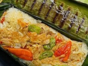 Cekricek.id - Resep nasi bakar ayam suwir bisa dijadikan salah satu menu makan harian andalan para ibu. Selain menambah variasi dalam sajian di meja makan, masakan ini juga memiliki cita rasa yang sangat lezat.