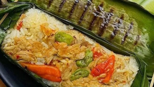 Cekricek.id - Resep nasi bakar ayam suwir bisa dijadikan salah satu menu makan harian andalan para ibu. Selain menambah variasi dalam sajian di meja makan, masakan ini juga memiliki cita rasa yang sangat lezat.
