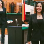 Cekricek.id – Artis kontroversial Nikita Mirzani kini tengah menjalani sidang atas kasus dugaan pencemaran nama baik terhadap Dito Mahendra. Meski terjerat masalah yang serius, ibu empat anak itu tetap terlihat tenang dan tersenyum lebar saat mengadiri sidang baru-baru ini.