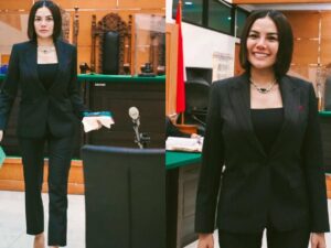 Cekricek.id – Artis kontroversial Nikita Mirzani kini tengah menjalani sidang atas kasus dugaan pencemaran nama baik terhadap Dito Mahendra. Meski terjerat masalah yang serius, ibu empat anak itu tetap terlihat tenang dan tersenyum lebar saat mengadiri sidang baru-baru ini.