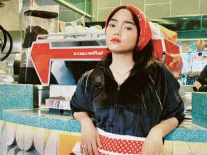 Cekricek.id – Fuji memang sudah memulai debut sebagai aktris lewat sebuah film layar lebar yang dibintangi olehnya beberapa waktu lalu. Meski film tersebut menuai banyak kritikan dari segi serita, pengambilan gambar, editing dan akting, namun satu hal yang diingat dari hadirnya adik ipar mendiang Vanessa Angel itu.