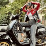 Cekricek.id - Beberapa waktu terakhir, Fuji sering terlihat mengenakan setelan mini dress yang membuatnya tampak feminin. Namun, berbeda dari sebelumnya, kekasih Thariq Halilintar itu memamerkan penampilab baru dengan kesan tomboy.