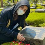 Cekricek.id – Mayang Lucyana, adik kandung mendiang Vanessa Angel sering disebut-sebut tak memiliki paras wajah yang mirip dengan kakaknya. Meski begitu, setelah foto mendiang ibu kandung mereka dibagikan, rupanya anak perempuan Doddy Sudrajat itu lebih mirip sang ibu.