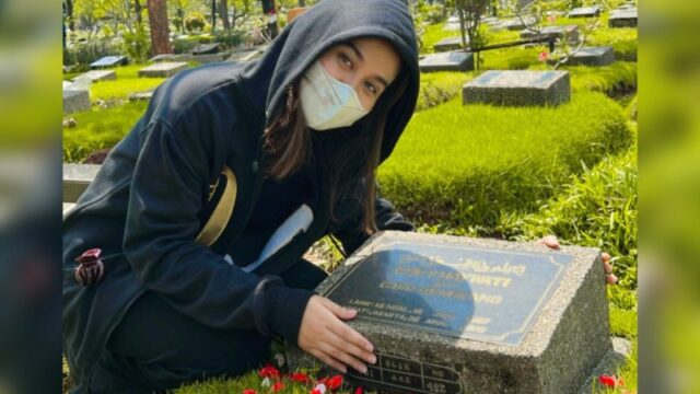 Cekricek.id – Mayang Lucyana, adik kandung mendiang Vanessa Angel sering disebut-sebut tak memiliki paras wajah yang mirip dengan kakaknya. Meski begitu, setelah foto mendiang ibu kandung mereka dibagikan, rupanya anak perempuan Doddy Sudrajat itu lebih mirip sang ibu.