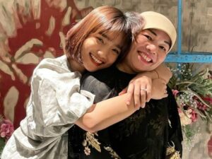 Cekricek.id – Fuji baru-baru ini membagikan foto lawas bersama sang ibu lewat akun media social. Ikut merayakan Hari Ibu, kekasih Thariq Halilintar itu terlihat antusias membeberkan penampilannya semasa kecil.
