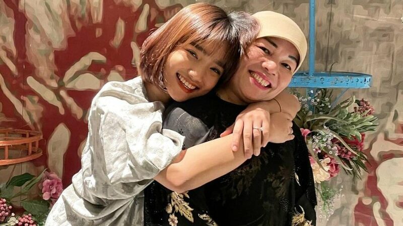 Cekricek.id – Fuji baru-baru ini membagikan foto lawas bersama sang ibu lewat akun media social. Ikut merayakan Hari Ibu, kekasih Thariq Halilintar itu terlihat antusias membeberkan penampilannya semasa kecil.