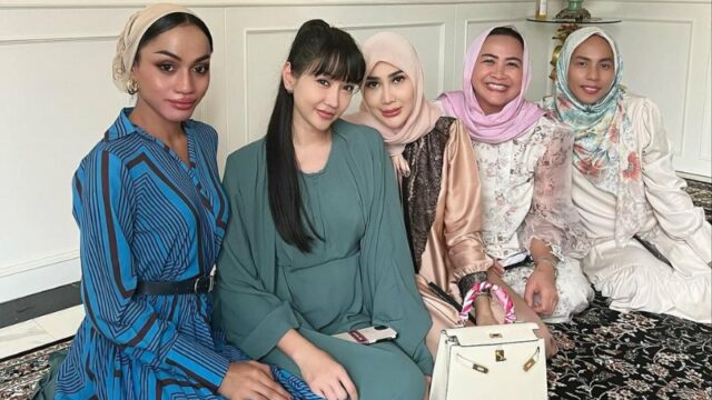 Cekricek.id – Transgender Lucinta Luna membagikan momen saat dirinya tengah berada di acara pengajian ibu-ibu salah seorang kenalannya. Dia berbaur dengan beberapa orang lainnya dengan berpakaian tertutup dan longgar, sebuah penampilan yang tak biasa untuk kesehariannya.