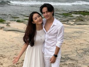 Cekricek.id – Farhan Rasyid adalah aktor muda berparas tampan yang akan beradu akting dengan Natasha Wilona di sinetron terbaru yang berjudul “Aura”. Pria yang memulai debut aktingnya pada tahun 2019 itu sudah pernah bermain beran di sejumlah FTV, sinetron, web series, hingga film layar lebar.