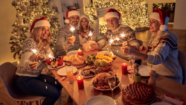 Cekricek.id – Libur natal dan tahun baru identik dengan kumpul bareng keluarga besar. Tentu saja ada banyak hal yang akan terjadi jika satu keluarga besar sudah saling bertemu. Berbagai rasa ingin tahu lewat rentetan pertanyaan juga akan saling menghujam pada anggota keluarga lain.