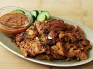 Cekricek.id - Resep ayam bakar bumbu kacang bisa dijadikan salah satu menu harian untuk santap bersama keluarga di rumah. Cita rasa yang enak dari daging ayam yang dipanggang di atas bara api, bumbu kacang yang melapisinya sukses mebanambah rasa lezat pada masakan rumahan ini.