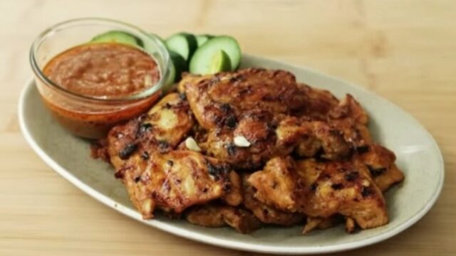 Cekricek.id - Resep ayam bakar bumbu kacang bisa dijadikan salah satu menu harian untuk santap bersama keluarga di rumah. Cita rasa yang enak dari daging ayam yang dipanggang di atas bara api, bumbu kacang yang melapisinya sukses mebanambah rasa lezat pada masakan rumahan ini.