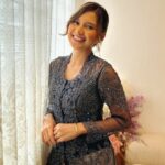 Cekricek.id – Indah Permatasari tampil sangat menawan dengan setelan kebaya tradisional yang dikenakannya. Istri komedian Arie Kriting itu menuai banyak pujian yang menyebutnya memiliki pesona khas wanita Indonesia yang kental.