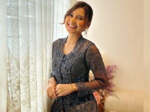 Cekricek.id – Indah Permatasari tampil sangat menawan dengan setelan kebaya tradisional yang dikenakannya. Istri komedian Arie Kriting itu menuai banyak pujian yang menyebutnya memiliki pesona khas wanita Indonesia yang kental.