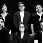 Cekricek.id – Umay Shahab kembali unjuk gigi dengan menghadirkan karya film yang disutradari oleh dirinya sendiri. Bertajuk “Ketika Berhenti di Sini”, ini merupakan karyanya yang kesekian selama berada di dunia hiburan belakang layar.