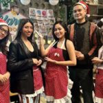 Cekricek.id – Rachel Vennya tampaknya tak mau ketinggalan mengikuti trend viral yang dilakukan oleh sejumlah selebriti. Terbaru, dia tampak memakai seragam pelayan Karen’s Diner dan berfoto bersama dengan pekerja lainnya. Dia berhasil berbaur dengan sejumlah pelayan berwajah jutek itu dan memamerkan potret mereka pada media sosial.