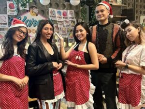 Cekricek.id – Rachel Vennya tampaknya tak mau ketinggalan mengikuti trend viral yang dilakukan oleh sejumlah selebriti. Terbaru, dia tampak memakai seragam pelayan Karen’s Diner dan berfoto bersama dengan pekerja lainnya. Dia berhasil berbaur dengan sejumlah pelayan berwajah jutek itu dan memamerkan potret mereka pada media sosial.