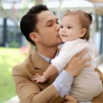 Cekricek.id – Aktor Randy Pangalila membagikan kabar bahagianya kepada para penggemar. Dia memberi tahu bahwa istri bulenya saat ini sedang mengandung calon anak keduanya. Hal itu tentunya disambut meriah oleh penggemar karena pria berparas itu sangat lekat dengan julukan sweet daddy.