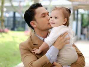 Cekricek.id – Aktor Randy Pangalila membagikan kabar bahagianya kepada para penggemar. Dia memberi tahu bahwa istri bulenya saat ini sedang mengandung calon anak keduanya. Hal itu tentunya disambut meriah oleh penggemar karena pria berparas itu sangat lekat dengan julukan sweet daddy.