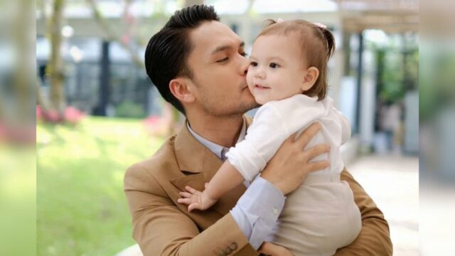 Cekricek.id – Aktor Randy Pangalila membagikan kabar bahagianya kepada para penggemar. Dia memberi tahu bahwa istri bulenya saat ini sedang mengandung calon anak keduanya. Hal itu tentunya disambut meriah oleh penggemar karena pria berparas itu sangat lekat dengan julukan sweet daddy.