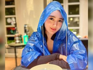 Cekricek.id – Wika Salim tampil berbeda dengan gayanya yang sangat tak biasa ketika makan di sebuah restoran mahal. Jika biasanya orang-orang akan menyantap hidangan dengan pakaian normal seperti baju yang dipasangkan dengan celana atau rok, maka dia melakukan hal yang sedikit berbeda.
