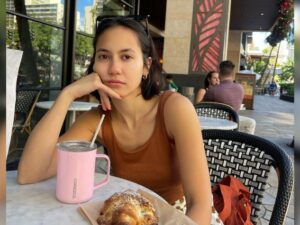 Cekricek.id – Kecantikan alami yang dimiliki aktris Pevita Pearce memang sudah diakui oleh banyak penggemarnya. Penilaian itu bahkan tetap berlaku meski pemeran Sri Asih itu memamerkan wajah bangun tidur atau tanpa make up pada sejumlah unggahan di akun media sosialnya.