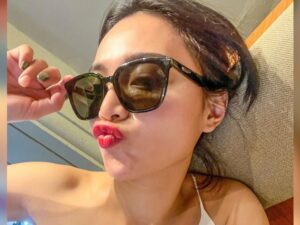 Cekricek.id – Wika Salim berhasil menarik perhatian banyak orang lewat unggahan yang dia bagikan baru-baru ini. Penyanyi dangdut yang hobi pakai tanktop itu melakukan selfi dari jarak cukup dengan sambil memanyunkan bibirnya. Ditambah lagi, seulas lipstrik berwarna merah terang pada kedua belah bibirnya membuat penampilannya semakin mencolok.