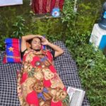 Cekricek.id – Sebuah desain kamar bertema alam belum lama ini berhasil membuat jagat dunia maya heboh. Pasalnya, di dalam ruangan yang cukup kecil itu hanya dipenuhi oleh rerumputan liar di lantai hingga lumur tebal yang melekat di dindingnya. Mungkin jika tak ada kasur dan bantal yang terbentang di dalamnya, siapa pun pasti mengira bahwa itu adalah bangunan kosong.