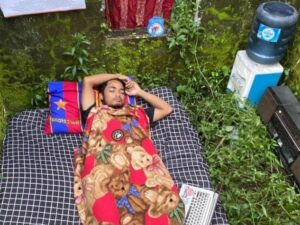 Cekricek.id – Sebuah desain kamar bertema alam belum lama ini berhasil membuat jagat dunia maya heboh. Pasalnya, di dalam ruangan yang cukup kecil itu hanya dipenuhi oleh rerumputan liar di lantai hingga lumur tebal yang melekat di dindingnya. Mungkin jika tak ada kasur dan bantal yang terbentang di dalamnya, siapa pun pasti mengira bahwa itu adalah bangunan kosong.