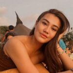 Cekricek.id – Aaliyah Massaid, putri dari Reza Artamevia dan almarhum Adjie Massaid kini sudah tumbuh dewasa dan menurunkan kecantikan ibunya. Hal itu terlihat dari berbagai unggahan di salah satu akun media sosialnya yang menampilkan kabar terbaru dari perempuan berusia 20 tahun itu.