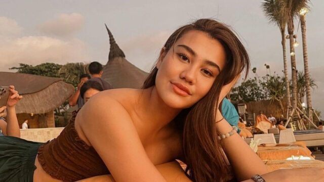 Cekricek.id – Aaliyah Massaid, putri dari Reza Artamevia dan almarhum Adjie Massaid kini sudah tumbuh dewasa dan menurunkan kecantikan ibunya. Hal itu terlihat dari berbagai unggahan di salah satu akun media sosialnya yang menampilkan kabar terbaru dari perempuan berusia 20 tahun itu.