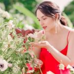 Cekricek.id – Chelsea Islan akhirnya kembali muncul di media sosial setelah beberapa waktu usai menggelar pesta pernikahannya. Dalam unggahan terbaru yang dia bagikan, aktris cantik itu tampil dengan balutan dress merah fanta bersama dengan suaminya yang berkemeja coklat muda dan celana panjang hitam.
