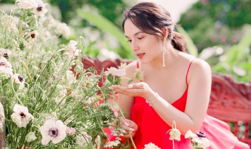 Cekricek.id – Chelsea Islan akhirnya kembali muncul di media sosial setelah beberapa waktu usai menggelar pesta pernikahannya. Dalam unggahan terbaru yang dia bagikan, aktris cantik itu tampil dengan balutan dress merah fanta bersama dengan suaminya yang berkemeja coklat muda dan celana panjang hitam.