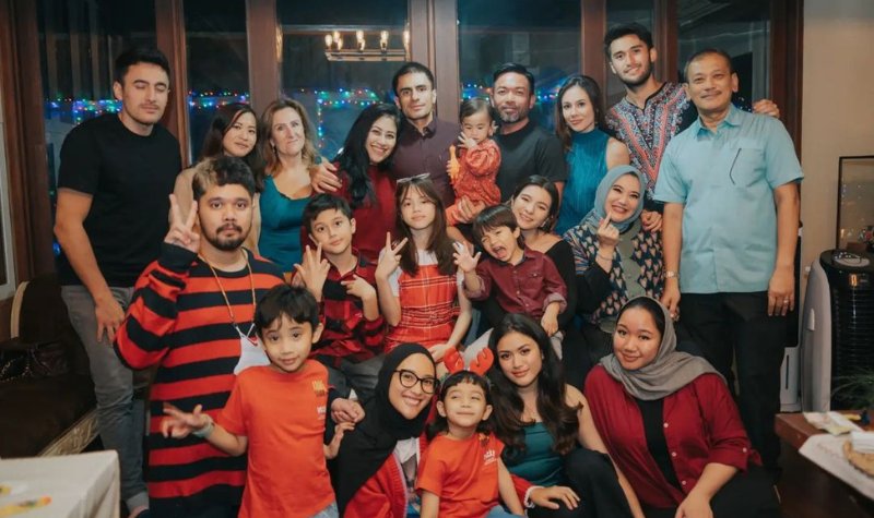 Habiskan Waktu Bersama Keluarga, Potret Wulan Guritno dan Anak-anaknya Bikin Salfok: Kayak Adek Kakak