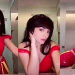 Cekricek.id – Dinar Candy semakin berani saja pemer penampilan dengan pakaian yang ketat dan terbuka. Tidak hanya melalui unggahan foto tapi juga berupa video yang memperlihatkan dirinya tengah berpose dengan busana seksinya itu. Tentu saja hal itu membuat banyak orang melongo melihat kelakuannya yang sangat berani.