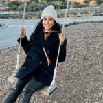 Cekricek.id – Maudy Ayunda memang memiliki kecantikan yang sangat natural, bahkan ketika tidak memakai riasan wajah saja dirinya tetap terlihat memesona. Hal itu terlihat dengan jelas dalam unggahan terbarunya, saat aktris cantik itu tampil dengan pakaian musim dingin dan sebuah kupluk yang terpasang di atas kepalanya.