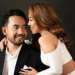 Cekricek.id – Kiky Saputri dan calon suaminya, Muhammad Khairi membagikan potret prewedding mereka yang bertemakan hitam dan putih. Dalam potretnya terlihat bagaimana kemistri yang dihadiran keduanya dalam nuansa romantis. Ada sejumlah foto yang dibagikan dalam beberapa unggahan dengan mengenakan busana yang sama.