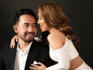 Cekricek.id – Kiky Saputri dan calon suaminya, Muhammad Khairi membagikan potret prewedding mereka yang bertemakan hitam dan putih. Dalam potretnya terlihat bagaimana kemistri yang dihadiran keduanya dalam nuansa romantis. Ada sejumlah foto yang dibagikan dalam beberapa unggahan dengan mengenakan busana yang sama.