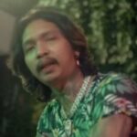 Cekricek.id – Sempat sangat viral pada masanya, Young Lex kini kembali kembuat kehebohan dengan video musik terbaru yang dibagikannya di kanal YouTube pribadinya. Penyanyi dan rapper tanah air itu tampil tanpa busana pada salah satu adegan di video musik berjudul “You Know Lah” itu.