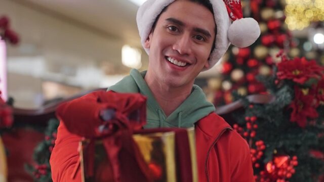 Verrel Bramasta tuai komentar pedas warganet di laman Instagram pribadinya usai mengunggah ucapan selamat hari Natal kepada para followers.