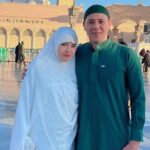 Via Vallen membagikan momen kebersamaanya dengan suami, Chevra tengah berada di tanah suci untuk melaksanakan ibadah umrah.