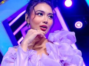 Wika Salim belum lama ini mengunggah video dirinya yang tengah tampil di atas panggung dengan outfit seksi dan goyangan aduhainya.