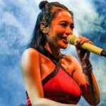 Wika Salim hebohkan jagat maya pamer penampilannya yang berkeringat saat berada di atas panggung yang menjadi pusat perhatian publik.